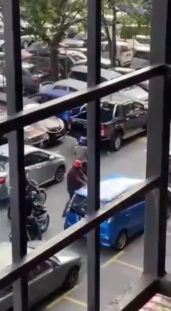 已签发//不明男子组屋砸车破坏·警追查嫌犯下落动机