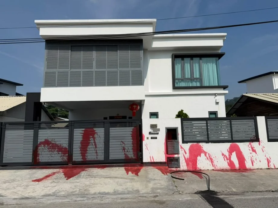 已签发//前屋主儿子欠债 现屋主遭殃·安居14年突遭大耳窿泼漆 恐吓烧屋