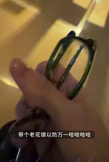 张柏芝带幼子看《功夫女足》 突掏老花眼镜掀热议