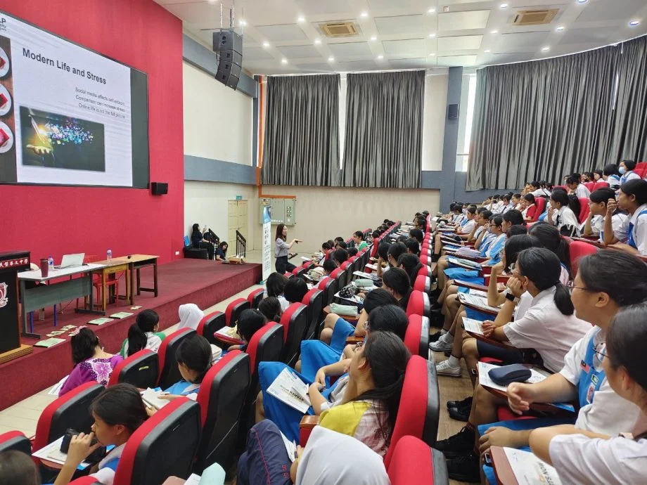 待上网/学海学记|霹雳女中心理讲座 司徒佩樱:鼓励学生了解情绪
