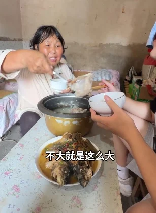 接单为陌生人煮饭意外走红 小苹果阿姨丧子经历惹哭网民