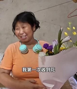 接单为陌生人煮饭意外走红 小苹果阿姨丧子经历惹哭网民