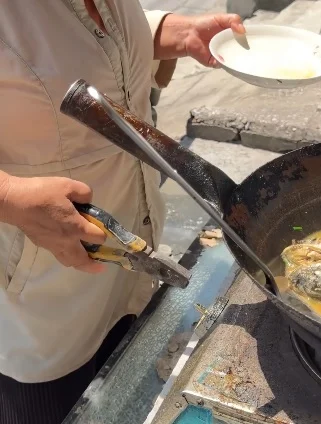 接单为陌生人煮饭意外走红 小苹果阿姨丧子经历惹哭网民