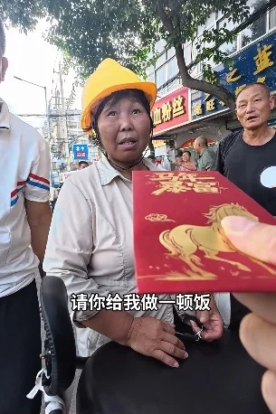 接单为陌生人煮饭意外走红 小苹果阿姨丧子经历惹哭网民