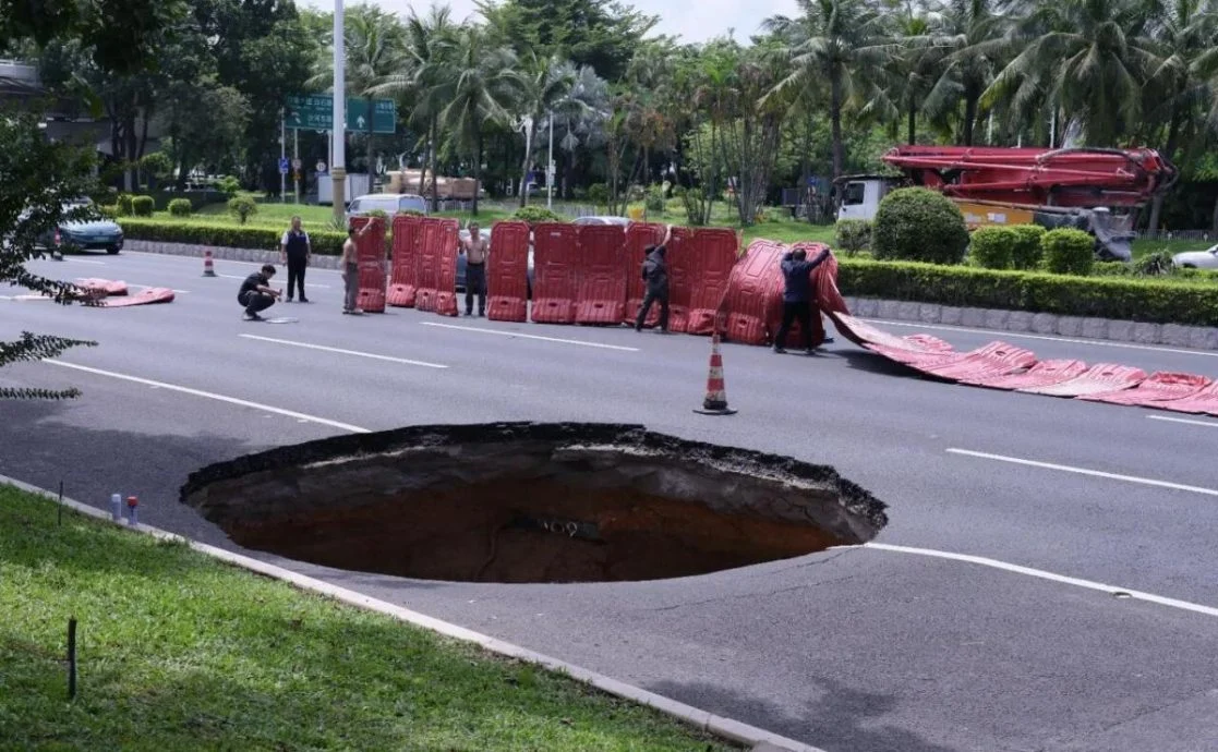 深圳路面惊现巨坑 附近铁路施工