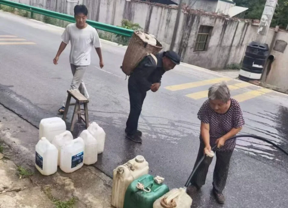 甘肃灯塔村乾旱缺水逾3个月! 逾400村民靠人力背水维生