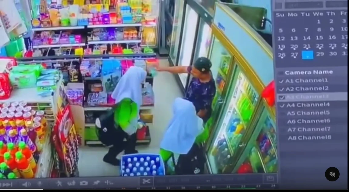 视频|女童商店内早外男非礼 网传电眼画面引众怒 警追查嫌犯