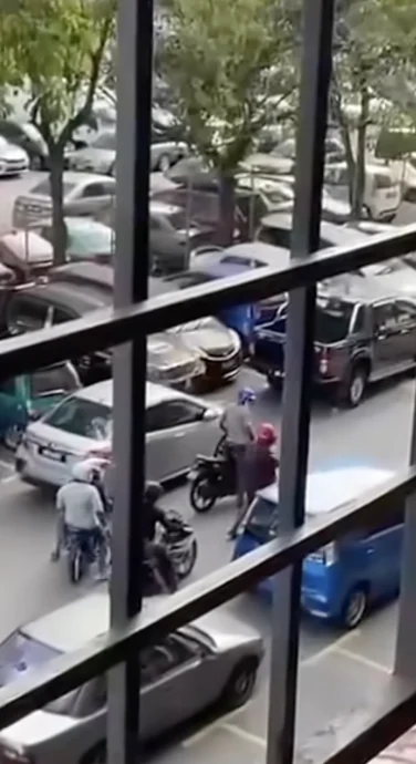 视频|疑不满多辆轿车违规停车 一众恶徒持棍当街怒砸车镜!
