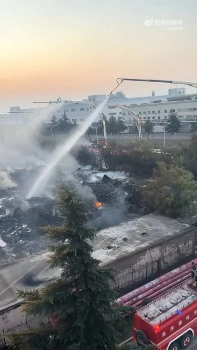 青岛物流货仓起火连烧逾10小时 浓烟直冲百米高空