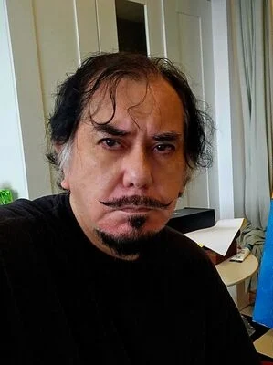 黄秋生遭疯传在台湾睡路边 晒奢华浴室照:我睡这个厕所
