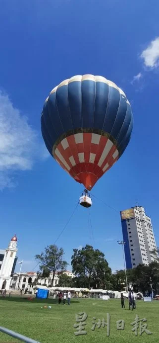 2/8/星角摄:热气球升空,城市添色彩。