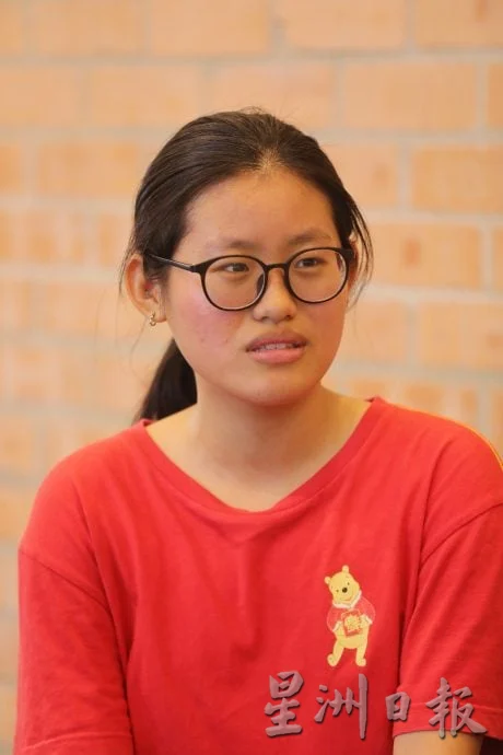 我们//当竹竿敲响时,我们一起跳进彼此的文化