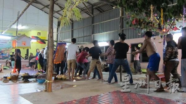 年轻男女被号召上场玩拔河游戏，与鬼神一起同欢。