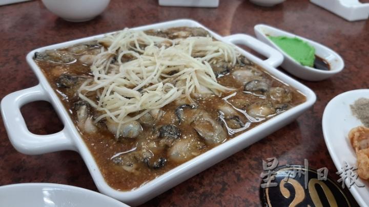 蚵仔大颗又饱满的汆烫醋蚵，沾点酱油及芥末，风味绝佳。