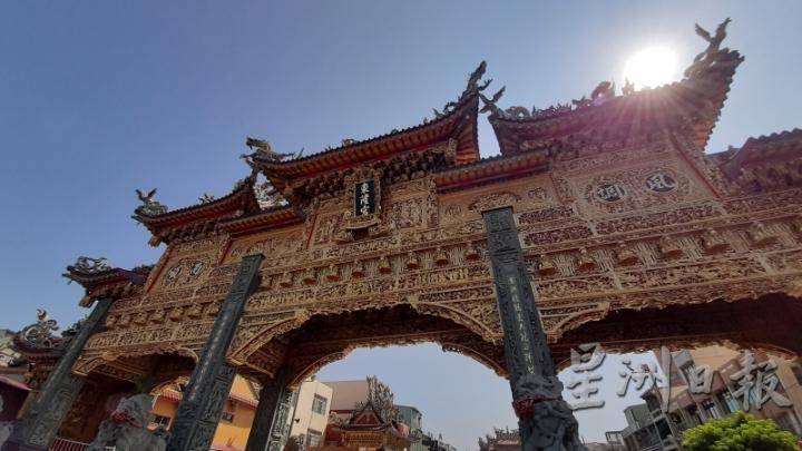 东隆宫外观宏伟、金碧辉煌。
