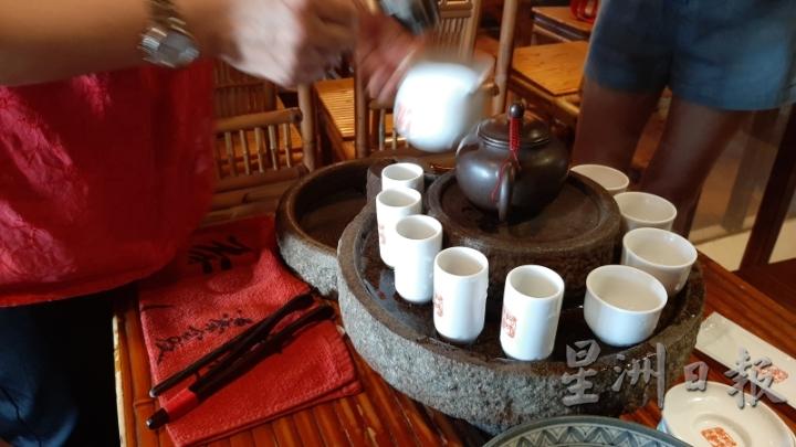 阿妹茶楼店内提供泡茶品茗和茶艺示范,也有现调的饮料和特色餐点。