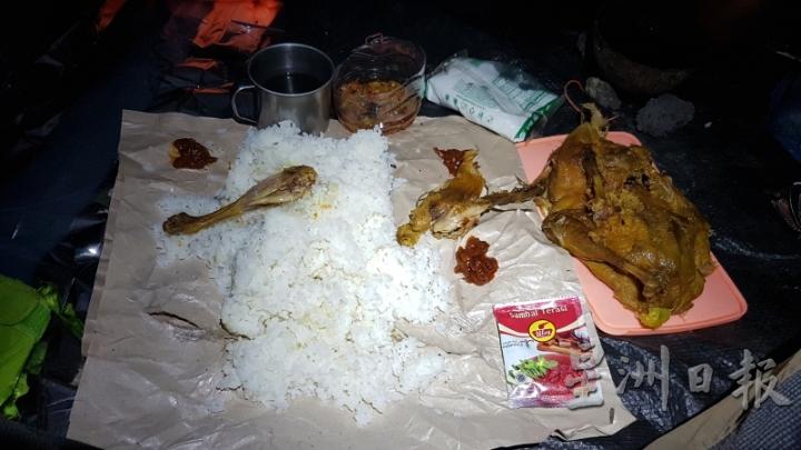 为求方便,刘国顺经常会买一只Bebek Goreng(印尼当地的油炸鸭肉)、几包叁巴和白饭,打包带上山吃。(受访者提供)