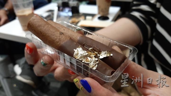 金箔蛋卷是九份首创在地手工烘焙,酥脆漫延鸡蛋香气。