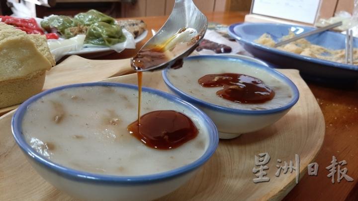 客家水粄（碗粿），吃时淋上店家特制有蒜香味儿的酱油膏。