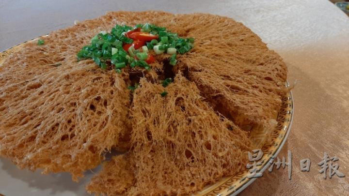 特调的面衣蜂巢虾、美丽的蜂巢底下藏有新鲜的草虾仁。