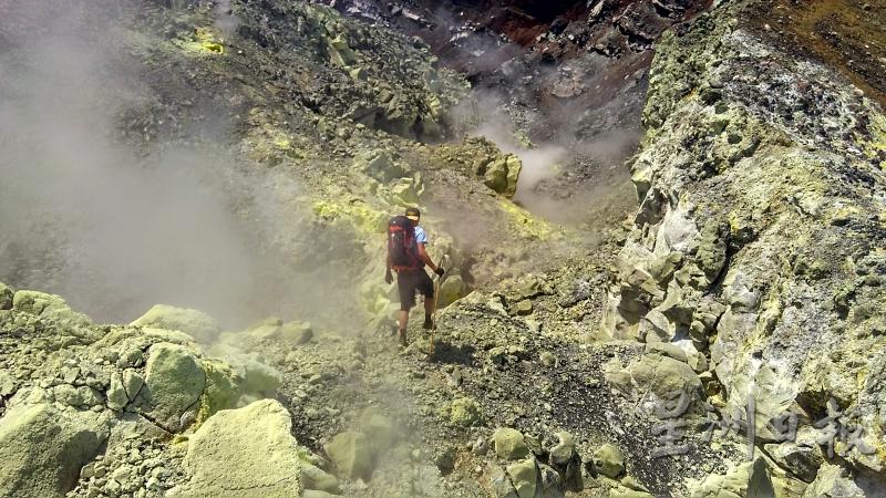 火山遍布沙砾灰土，登山者必须穿一双质量好的鞋子。（受访者提供）