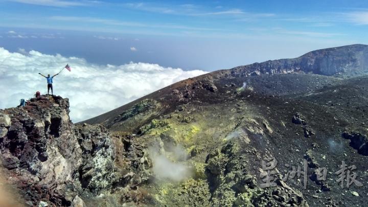 火山周围鲜少遮挡物,一望无际的风景特别漂亮,屡屡烟丝,硫磺,形成独特的火山风景。(受访者提供)