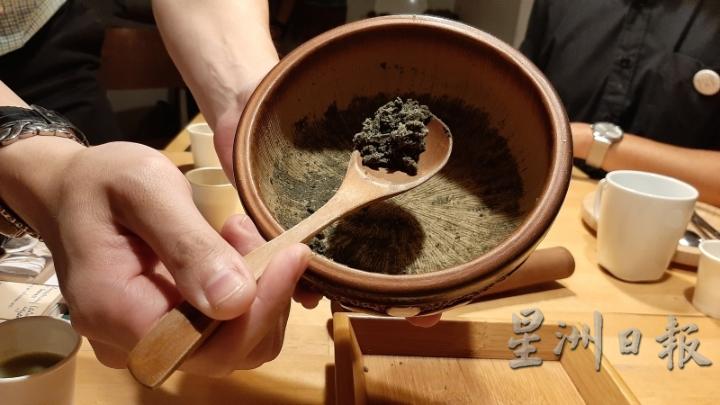 小钵擂茶哲学里,画圆千万回,细细品味谷物,绽放淡淡绿茶香。