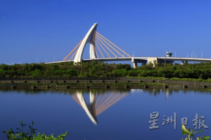 鹏湾跨海大桥是大鹏湾最独特亮点,也是台湾唯一的开启桥。(图取自台湾观光局网页)