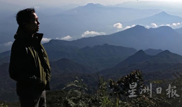 因为登山,让拉曼结识越来越多的登山友,一同攀山涉水,走过西马G7和许多高山。(受访者提供)