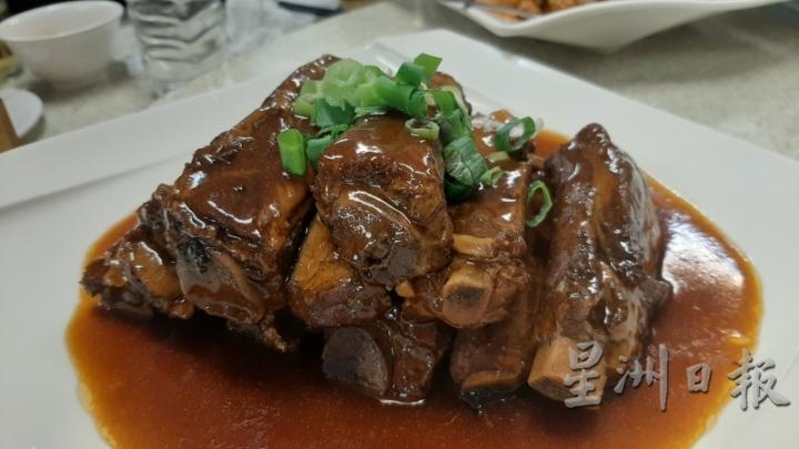 除了海鲜，新澎湖海鲜餐厅无锡排骨也是值得推荐。