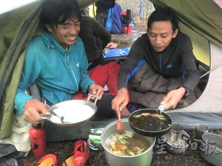 火山上风大寒冷,还躲在帐篷内比较暖和。(右为印尼山导Soembah,左为他的朋友Francis)(受访者提供)