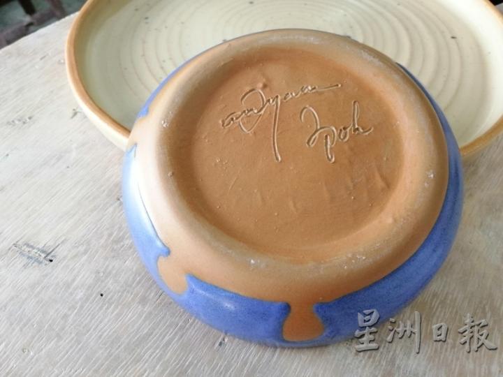 每一件作品的底部留下签名和“Ipoh”的字样,创造个性美。