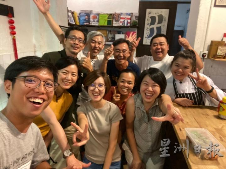 第一届地方创生节的团队和实验餐会的功臣们合影。