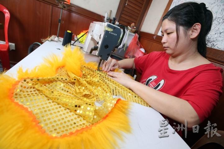 狮头与狮被、裤子一般都是配套售卖的，手工工序繁杂，这么一路看下来，3000多令吉是物有所值。