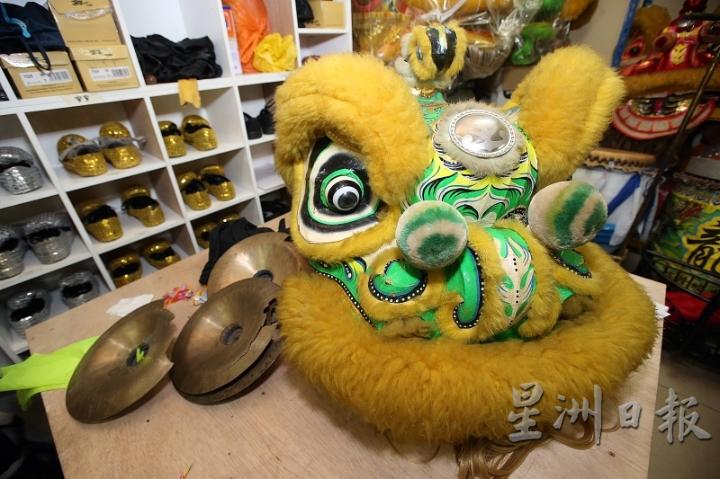 每一个狮头的脸谱和底色都代表着不同的三国人物，你是否能看出这头狮代表谁呢？