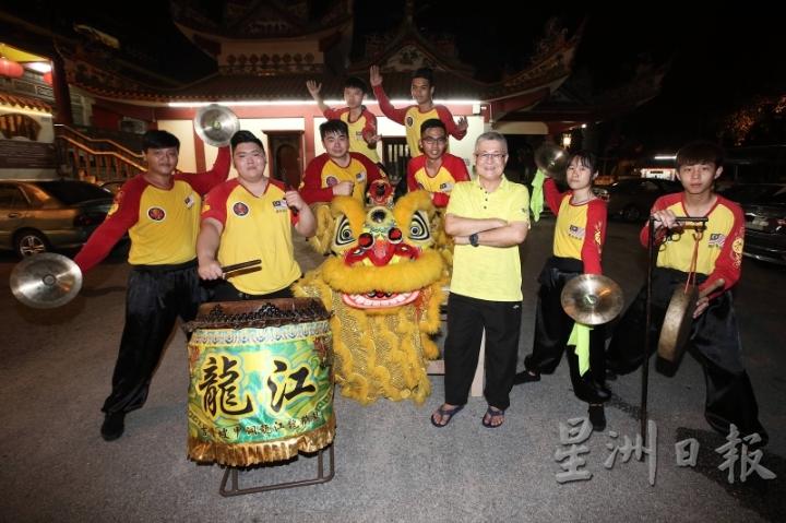 朝气蓬勃的孩子们是马来西亚狮艺界的未来。前排左起黄进安、郑徨友、陈毓豪、尹芷晴、陈志豪，第二排左起为陈家乐、苏杰仁、第三排左起为陈志雄、王俊杰。