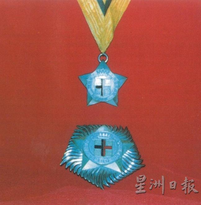 1928年,第三代白人拉者梵纳颁发“砂拉越之星”勋章给王长水,王氏是获得此勋章的第一人。(图:Ong Tiang Swee Of Sarawak by Ong Boon Lim)