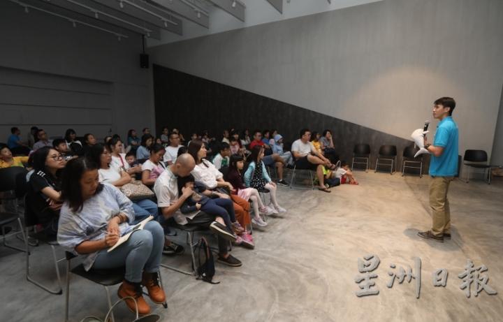 为了让民众更了解海牛保育重要性,王伟康经常到各地分享海牛保育讲座。