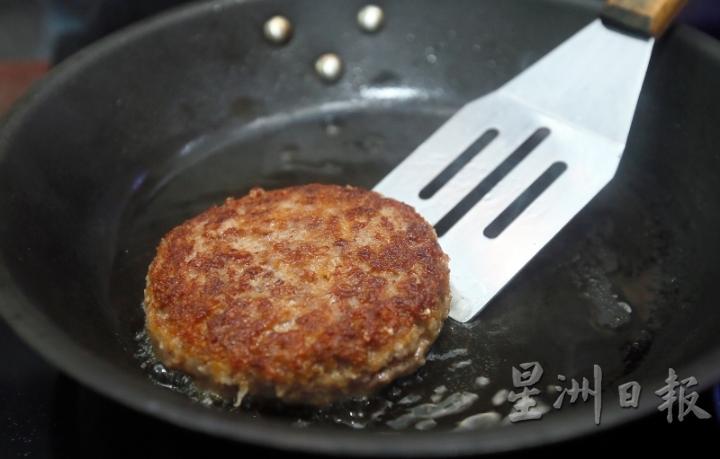 看着这些肉在平底锅上发出“嘶嘶声”，心情就很愉悦，迫不及待想要一尝为快。