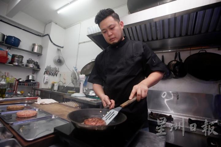 虽说东西方烹饪手法有相似，比如以烧烤为例，本地餐馆还是会将肉品烤至全熟。钟敬全说，只有少数的友族同胞可以接受三分熟，绝大部分还不能接受仍有血水的牛肉。