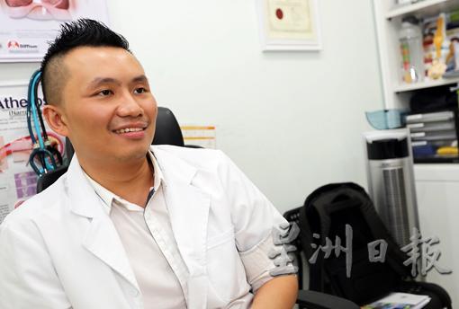 罗健文医生强调,一定要勤洗手,以清洗掉可能残留在任何地方的飞沫。 罗健文医生强调,一定要勤洗手,以清洗掉可能残留在任何地方的飞沫。