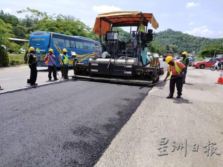 铺工们更喜欢白天铺路施工,虽然天气炎热,但是光线充足,无论在工作进度或质量方面都会胜过晚上的铺路工程。(图:受访者提供)