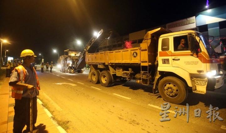 铺工们齐心协力共同完成每一次铺路工程，渐渐培养了默契，即便没多说什么，都知道该如何相互配合。
