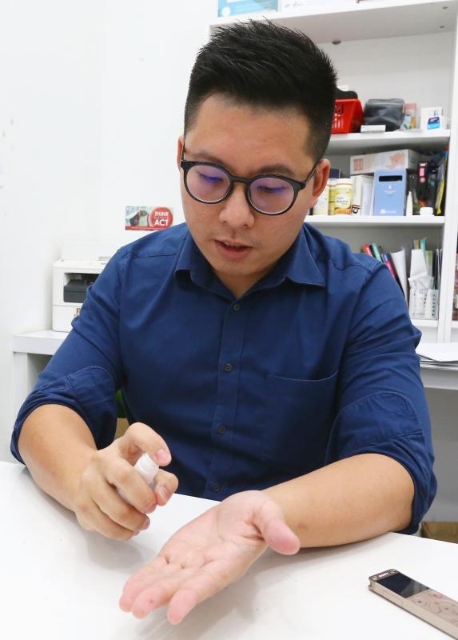 药剂师陈泽铨引用“内外夹弓大立腕”这个口诀,提醒民众只要跟着口诀的步骤做就能有效洗手。 药剂师陈泽铨引用“内外夹弓大立腕”这个口诀,提醒民众只要跟着口诀的步骤做就能有效洗手。