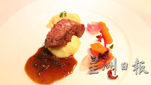主餐是安格斯牛肉或鸡肉,搭配充满浓郁乳酪香气的马铃薯泥。 主餐是安格斯牛肉或鸡肉,搭配充满浓郁乳酪香气的马铃薯泥。