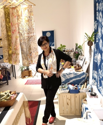 玛西塔沉醉在缤纷的自然色谱之中,对她而言,植物染不仅是艺术,是科学,也是更环保的选择。 玛西塔沉醉在缤纷的自然色谱之中,对她而言,植物染不仅是艺术,是科学,也是更环保的选择。