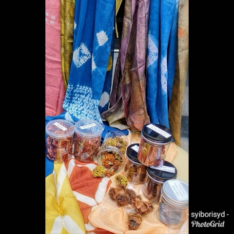 为了方便进行植物染,玛西塔利用各种瓶瓶罐罐,盛装各种树叶果皮和染液。 为了方便进行植物染,玛西塔利用各种瓶瓶罐罐,盛装各种树叶果皮和染液。