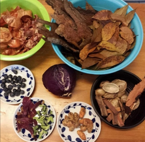 植物染染料可从我们日常所见或所用到的食材中取得。你家是否也有这些材料呢? 植物染染料可从我们日常所见或所用到的食材中取得。你家是否也有这些材料呢?