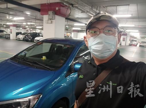 刘键源疫情下收入锐减,决定转投Grab外送平台,用汽车送餐自救。 刘键源疫情下收入锐减,决定转投Grab外送平台,用汽车送餐自救。