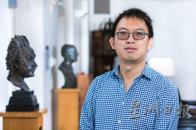 丁源森获得多个机构的奖学金,目前在美国普林斯顿高等研究院研究天体物理。照片背景是爱因斯坦的雕像,爱因斯坦曾任职于此,在这里度过人生的最后二十多年。 丁源森获得多个机构的奖学金,目前在美国普林斯顿高等研究院研究天体物理。照片背景是爱因斯坦的雕像,爱因斯坦曾任职于此,在这里度过人生的最后二十多年。